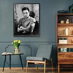 «Brando, Marlon (A Streetcar Named Desire) 4» в интерьере гостиной в стиле ретро в серых тонах