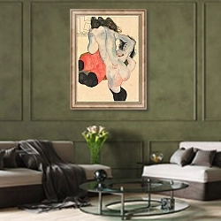 «Woman with Red Pants and Standing Female Nude; Liegende Frau mit roter Hose und stehender weiblicher Akt, 1912» в интерьере гостиной в оливковых тонах