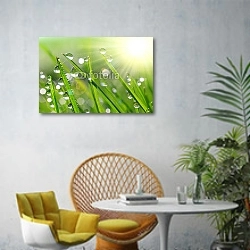 «Капли на листьях травы и солнце» в интерьере современной гостиной с желтым креслом