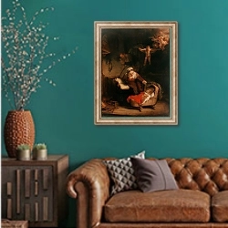 «Святое семейство» в интерьере гостиной с зеленой стеной над диваном