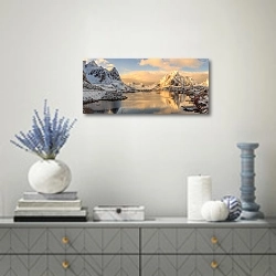 «Заснеженные фьорды, Норвегия» в интерьере современной гостиной с голубыми деталями