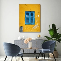«Синие ставни на желтой стене» в интерьере современной гостиной над комодом