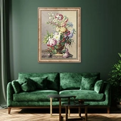 «Blumenstrauß In Einer Vase Auf Einem Marmortisch» в интерьере зеленой гостиной над диваном