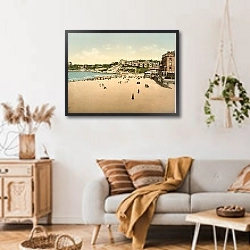 «Франция. Динар, пляж» в интерьере гостиной в стиле ретро над диваном