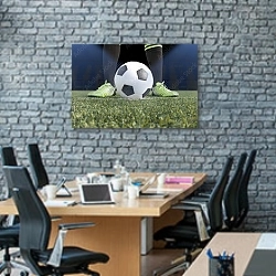 «Футбольный мяч 3» в интерьере современного офиса с черной кирпичной стеной