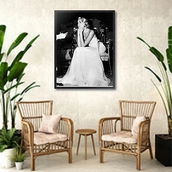 «Kelly, Grace (To Catch A Thief) 2» в интерьере комнаты в стиле ретро с плетеными креслами