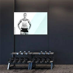 «Спортсменка с мускулистой фигурой» в интерьере фитнес-зала в темных тонах