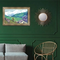 «Йенно-гуйо-дья-друг путешественников.» в интерьере гостиной с зеленой стеной над диваном