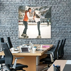 «Молодая пара на катке» в интерьере современного офиса с черной кирпичной стеной