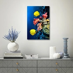 «Подводный мир» в интерьере современной гостиной с голубыми деталями