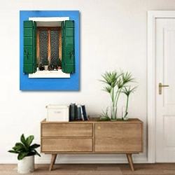 «Венецианское окно с зелеными ставнями» в интерьере современной прихожей над тумбой
