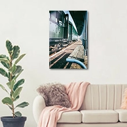 «Локомотив на станции» в интерьере современной светлой гостиной над диваном