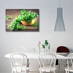 «Перечная мята в миске» в интерьере светлой кухни над обеденным столом