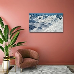 «Французские Альпы. Утро. Следы первых лыжников» в интерьере современной гостиной в розовых тонах