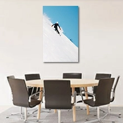 «Лыжница на крутом спуске» в интерьере конференц-зала с круглым столом