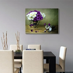 «Натюрморт с букетом белых и фиолетовых хризантем в серебряном горшке и украшениями» в интерьере современной кухни над столом
