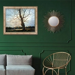 «Sunlit Tree» в интерьере классической гостиной с зеленой стеной над диваном