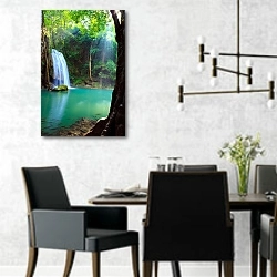 «Водопад Эраван, Канчанабури, Таиланд» в интерьере современной столовой с черными креслами