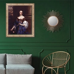 «Незнакомка 2» в интерьере классической гостиной с зеленой стеной над диваном