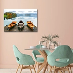 «Три лодки пришвартованы на озере Блед в туманный осенний день» в интерьере современной столовой в пастельных тонах