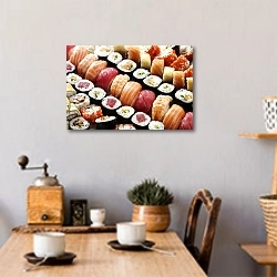 «Много суши» в интерьере кухни над обеденным столом с кофемолкой