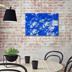 «синий минерал азурит» в интерьере кухни в стиле лофт с кирпичной стеной