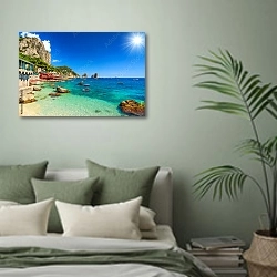 «Италия. Капри. Пляж» в интерьере современной спальни в зеленых тонах