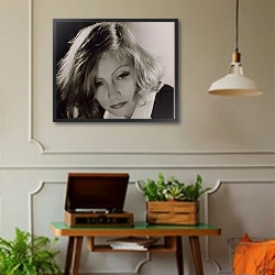 «Garbo, Greta (As You Desire Me) 2» в интерьере комнаты в стиле ретро с проигрывателем виниловых пластинок