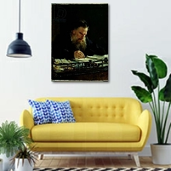 «Portrait of Lev Tolstoy» в интерьере современной гостиной с желтым диваном