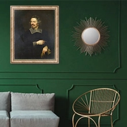 «Портрет мужчины 25» в интерьере классической гостиной с зеленой стеной над диваном