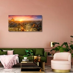 «Закат над Мадридом» в интерьере современной гостиной с розовой стеной