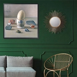 «Eggcup Ritual» в интерьере классической гостиной с зеленой стеной над диваном