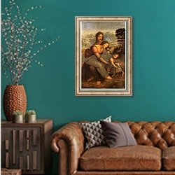 «Анна, Мария и младенец Иисус» в интерьере гостиной с зеленой стеной над диваном
