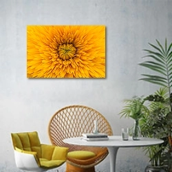 «Желтый солнечный цветок» в интерьере современной гостиной с желтым креслом