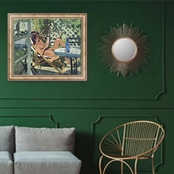 «Дора» в интерьере классической гостиной с зеленой стеной над диваном