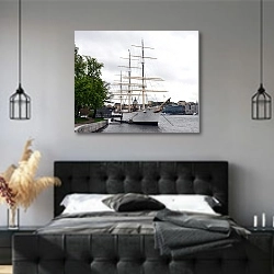 «Парусник в порту, Стокгольм, Швеция» в интерьере современной спальни с черной кроватью