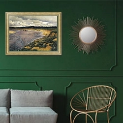 «Сиверко. 1890» в интерьере классической гостиной с зеленой стеной над диваном