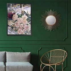 «Nostalgia» в интерьере классической гостиной с зеленой стеной над диваном