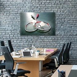 «Две ракетки и воланы для бадминтона» в интерьере современного офиса с черной кирпичной стеной