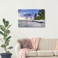 «Тропический пляж с ракушками и пальмами» в интерьере современной светлой гостиной над диваном