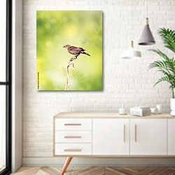 «Маленькая коричневая птичка на ветке на зеленом фоне» в интерьере комнаты в скандинавском стиле над тумбой