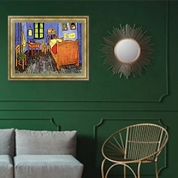 «Спальня Винсента в Арле (третий вариант)» в интерьере классической гостиной с зеленой стеной над диваном