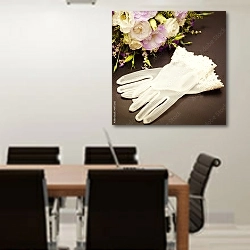 «Свадебные перчатки и букет» в интерьере конференц-зала над столом