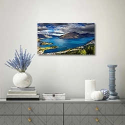 «Озеро Уакатипу, Новая Зеландия» в интерьере современной гостиной с голубыми деталями