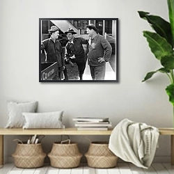 «Laurel & Hardy (Pack Up Your Troubles)» в интерьере комнаты в стиле ретро с плетеными корзинами
