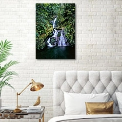 «Водопад в дождливом лесу» в интерьере современной спальни в белом цвете с золотыми деталями