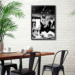 «История в черно-белых фото, Одри Хепберн» в интерьере столовой в скандинавском стиле с кирпичной стеной