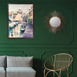 «Красочные дома на острове Бурано, Италия» в интерьере классической гостиной с зеленой стеной над диваном