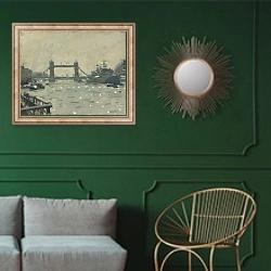 «Тауэрский мост» в интерьере классической гостиной с зеленой стеной над диваном