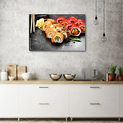 «Роллы с лососем, угрями, овощами и икрой» в интерьере современной кухни над раковиной
